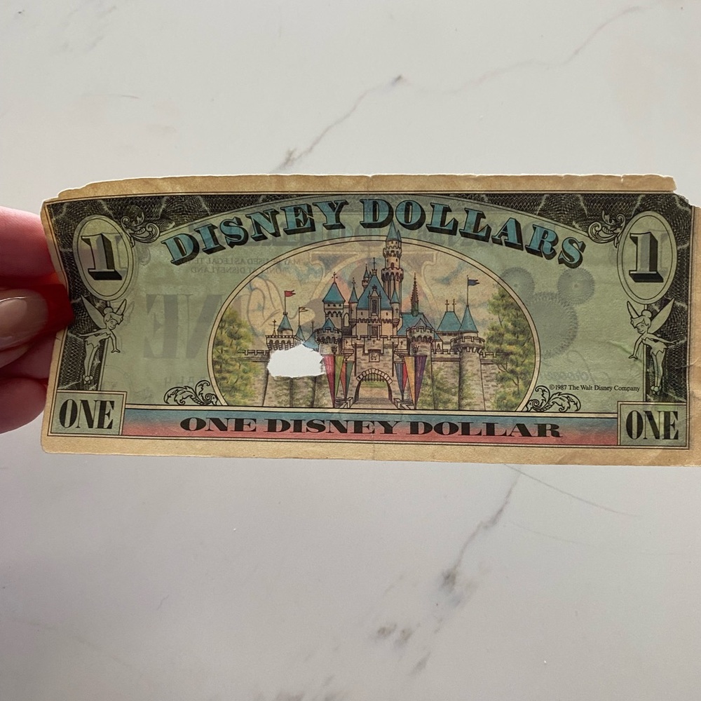 A total of four Disney currency $1 denominations 1987 and 1989 series - Picture 8 of 14